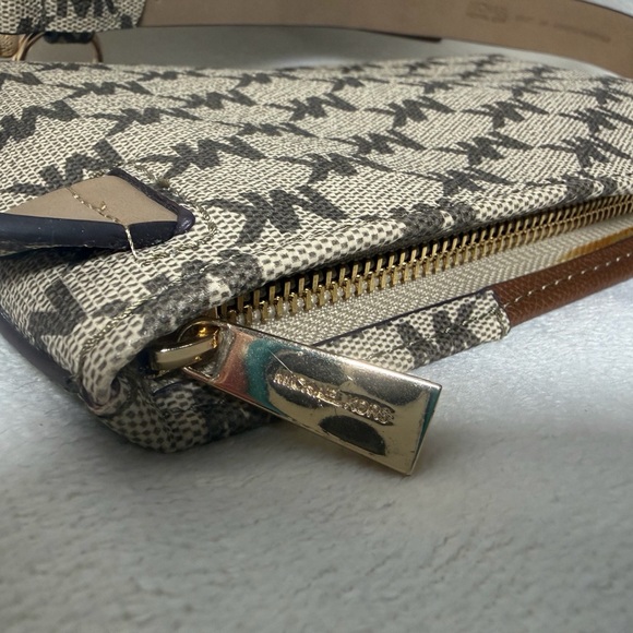 Michael Kors Women's Cream and Tan
Belt Bag - Picture 8 of 14